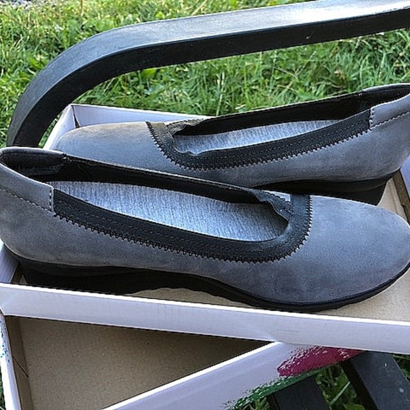 CLARKS 🆕  9 MEDIUM GREY Caddell Dash Wedge Pump in original box - Picture 1 of 11